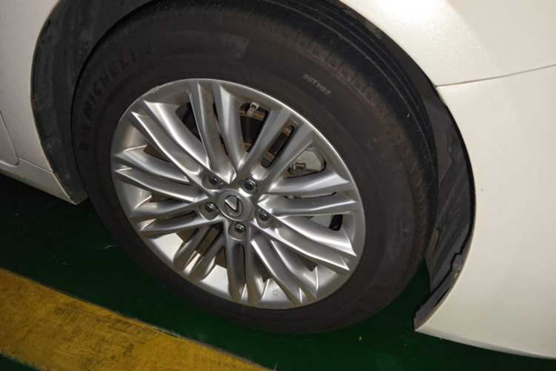 Used Lexus ES 2015 200 Comfort Edition Right Front Wheel Hub