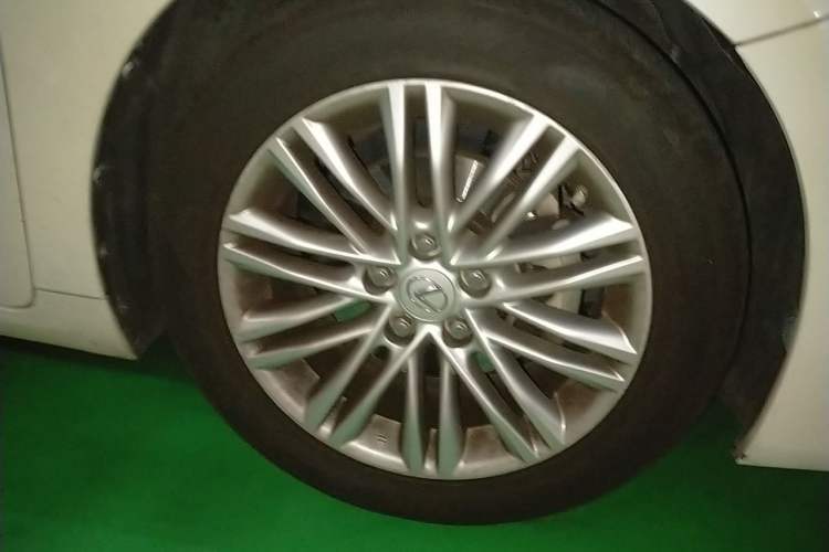 Used Lexus ES 2015 200 Elite Edition Right Front Wheel Hub
