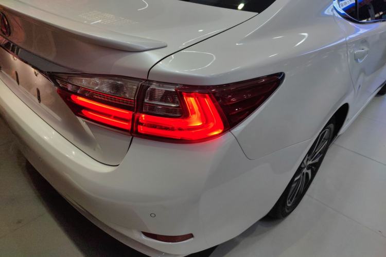 Used Lexus ES 2015 300h Comfort Edition Right Rear Taillight