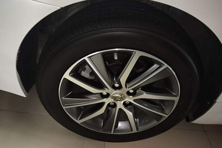 Used Lexus ES 2015 300h Comfort Edition Right Rear Wheel Hub