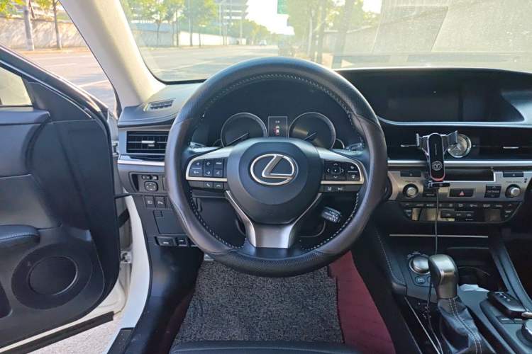 Used Lexus ES 2015 300h Comfort Edition Steering Wheel