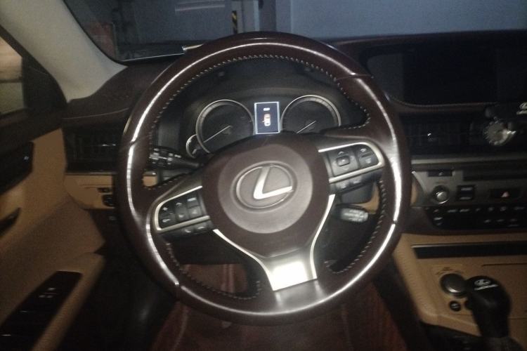 Used Lexus ES 2015 300h Comfort Edition Steering Wheel