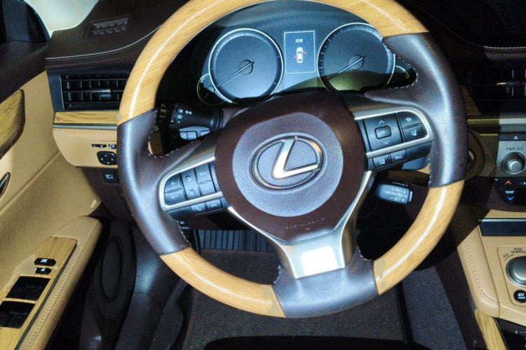 Used Lexus ES 2015 300h Comfort Edition Steering Wheel