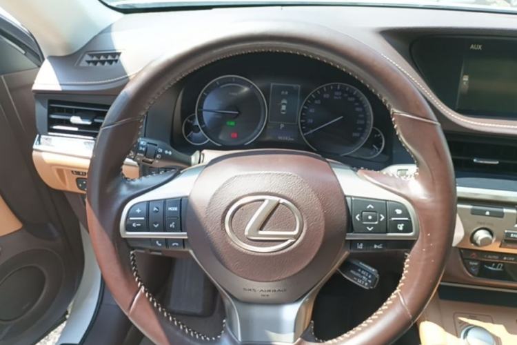 Used Lexus ES 2015 300h Comfort Edition Steering Wheel