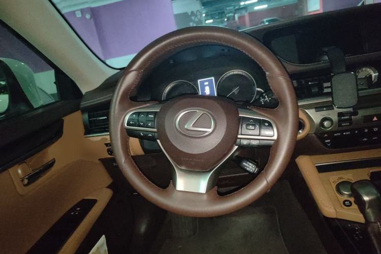 Used Lexus ES 2015 300h Comfort Edition Steering Wheel