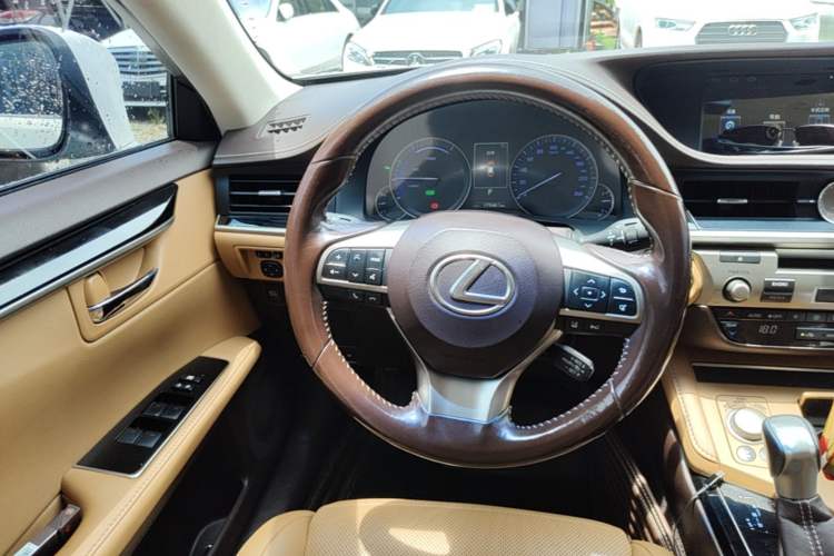 Used Lexus ES 2015 300h Comfort Edition Steering Wheel
