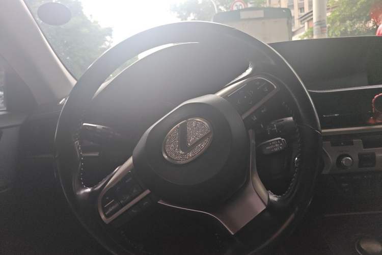 Used Lexus ES 2015 300h Comfort Edition Steering Wheel