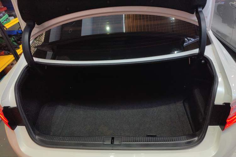 Used Lexus ES 2015 300h Comfort Edition Trunk