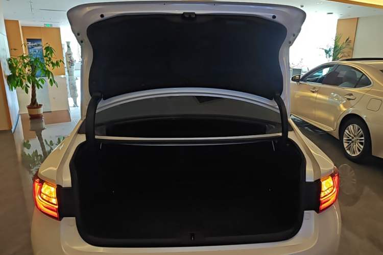 Used Lexus ES 2015 300h Comfort Edition Trunk