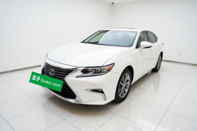 Ojetý Lexus ES 2015 300h Comfort Edition