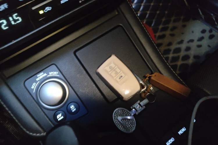 Used Lexus ES 2015 300h Comfort Edition Vehicle Key