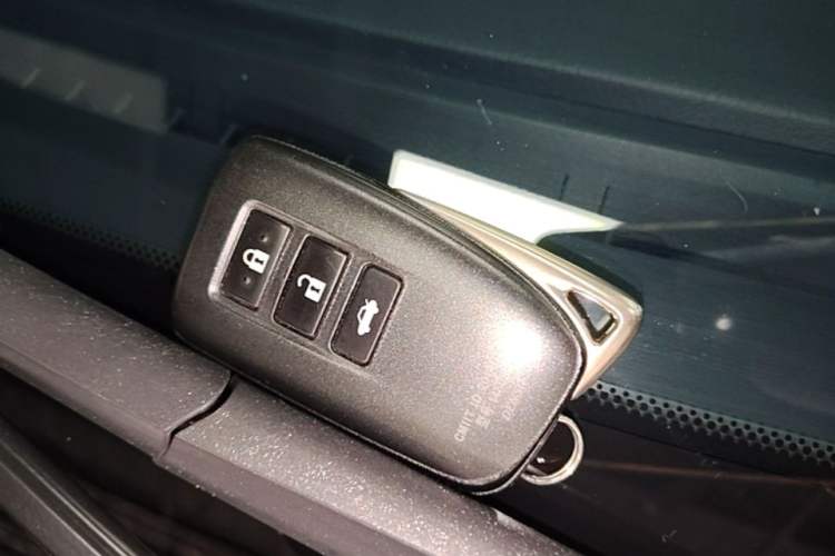 Used Lexus ES 2015 300h Comfort Edition Vehicle Key