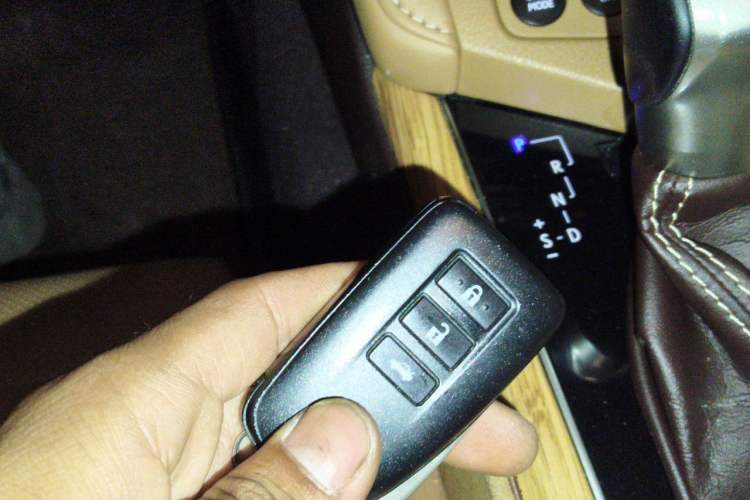 Used Lexus ES 2015 300h Comfort Edition Vehicle Key