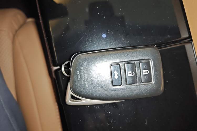 Used Lexus ES 2015 300h Comfort Edition Vehicle Key