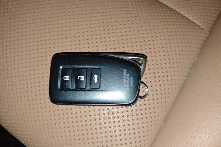 Used Lexus ES 2015 300h Comfort Edition Vehicle Key