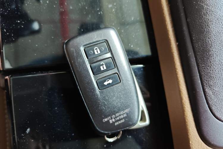 Used Lexus ES 2015 300h Comfort Edition Vehicle Key