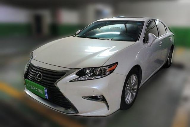 Lexus ES 2015 200 Elite Edition مستعملة