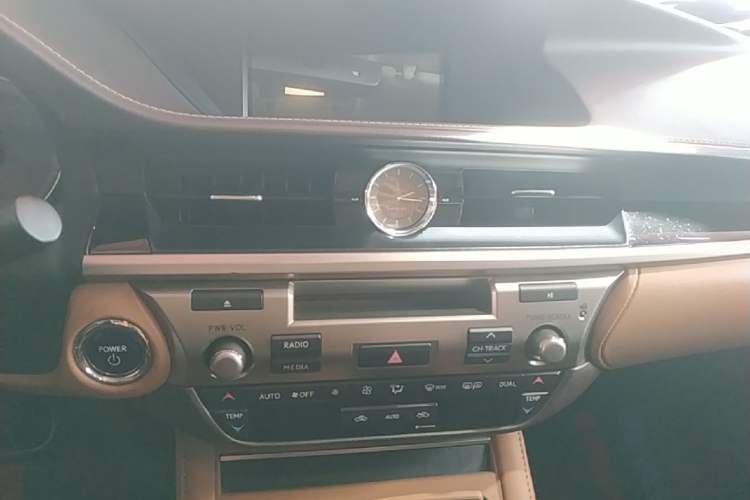 Used Lexus ES 2015 300h Comfort Edition Audio And AC Panel