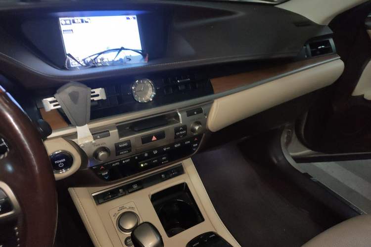 Used Lexus ES 2015 300h Luxury Edition Audio And AC Panel