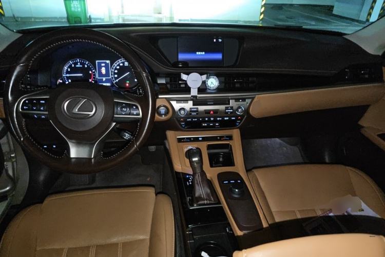 Used Lexus ES 2015 250 Elegant Edition Center Console