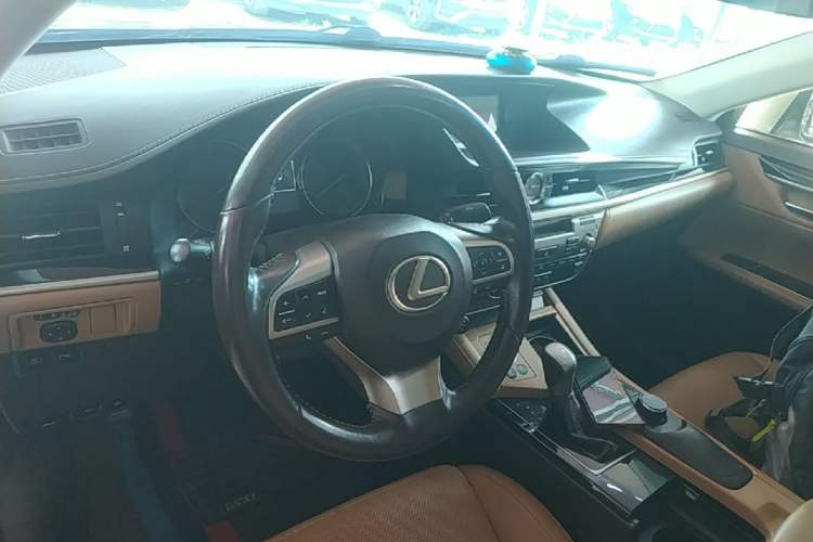 Used Lexus ES 2015 300h Comfort Edition Center Console