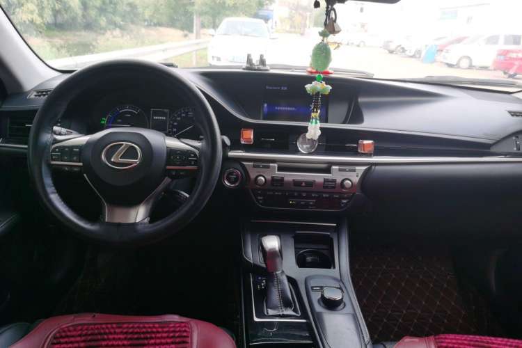 Used Lexus ES 2015 300h Comfort Edition Center Console