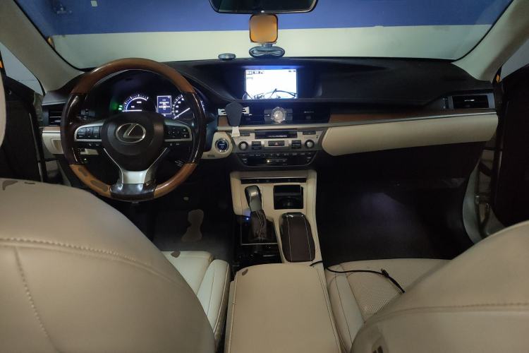 Used Lexus ES 2015 300h Luxury Edition Center Console