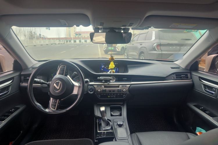 Used Lexus ES 2015 300h Comfort Edition Center Console