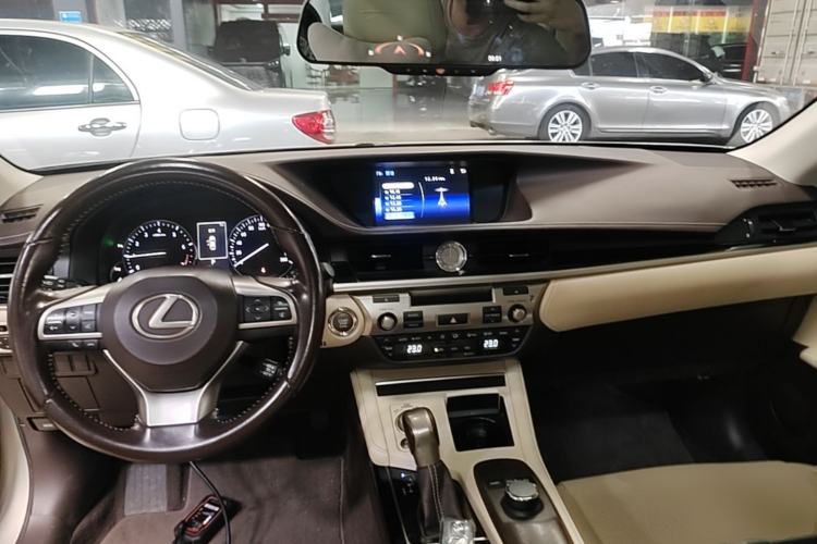 Used Lexus ES 2015 200 Elite Edition Center Console