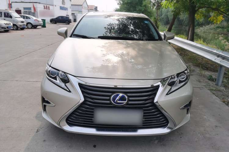Used Lexus ES 2015 300h Comfort Edition Front