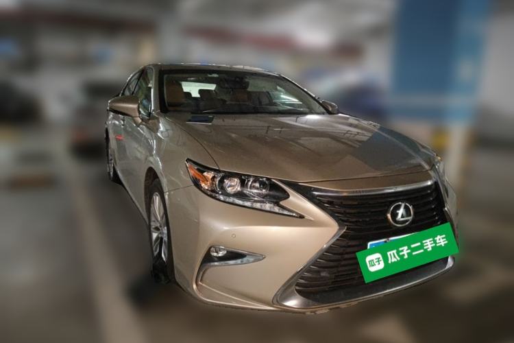 Used Lexus ES 2015 250 Elegant Edition Front Right 45 Deg