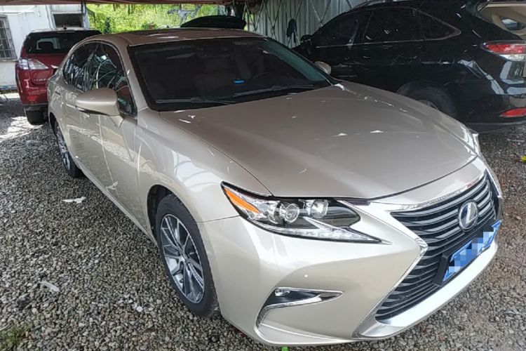 Used Lexus ES 2015 300h Comfort Edition Front Right 45 Deg