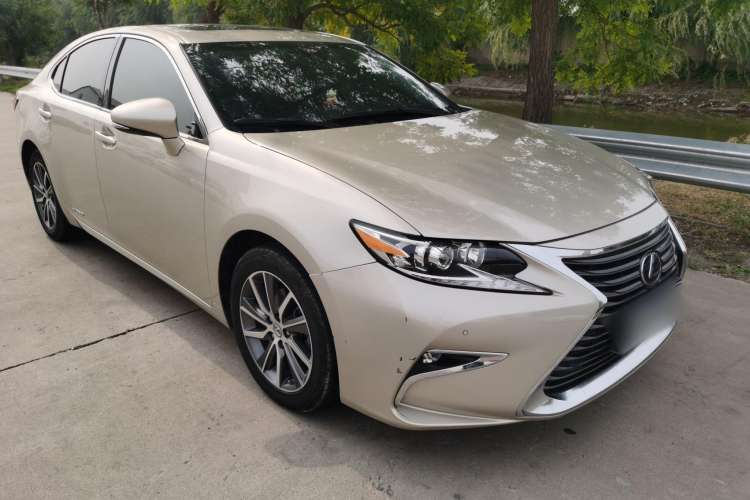 Used Lexus ES 2015 300h Comfort Edition Front Right 45 Deg