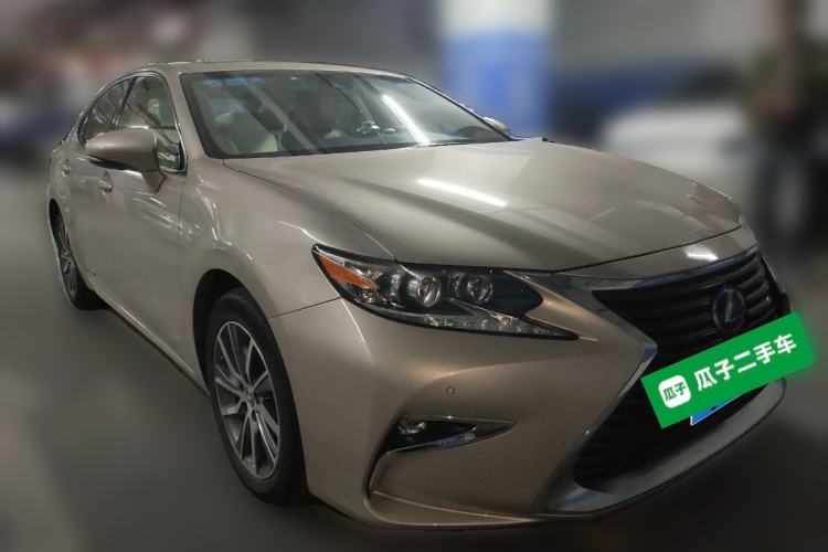 Used Lexus ES 2015 300h Luxury Edition Front Right 45 Deg