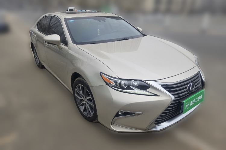 Used Lexus ES 2015 300h Comfort Edition Front Right 45 Deg