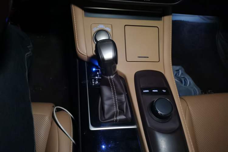 Used Lexus ES 2015 200 Elite Edition Gear Lever
