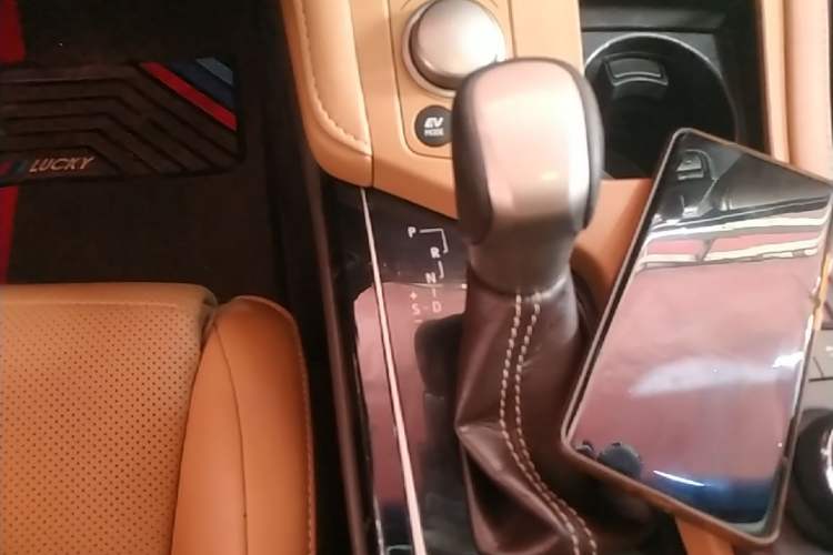 Used Lexus ES 2015 300h Comfort Edition Gear Lever