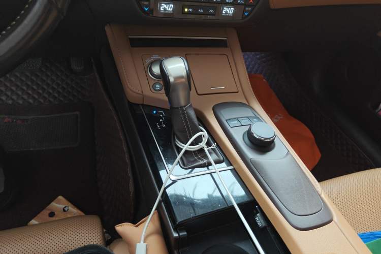 Used Lexus ES 2015 200 Elite Edition Gear Lever