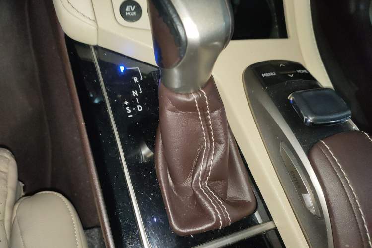 Used Lexus ES 2015 300h Luxury Edition Gear Lever
