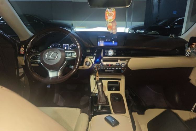 Used Lexus ES 2015 200 Elite Edition Interior 2
