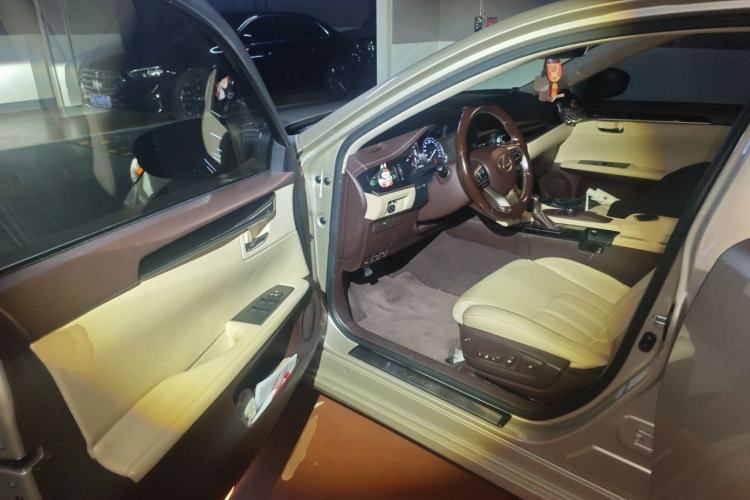 Used Lexus ES 2015 200 Elite Edition Interior 3