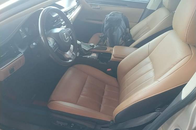 Used Lexus ES 2015 300h Comfort Edition Left Front Seat