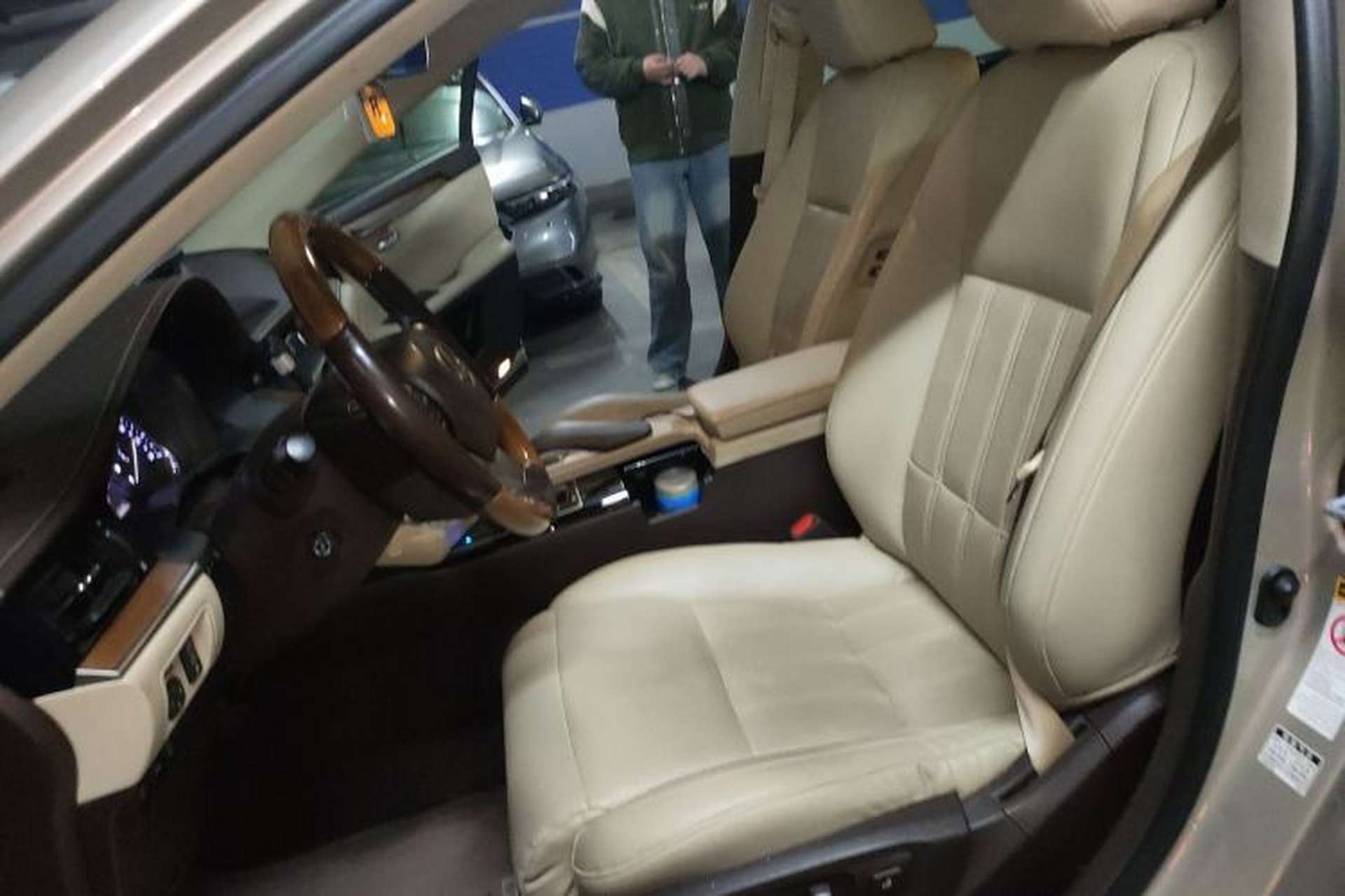 Used Lexus ES 2015 300h Luxury Edition Left Front Seat