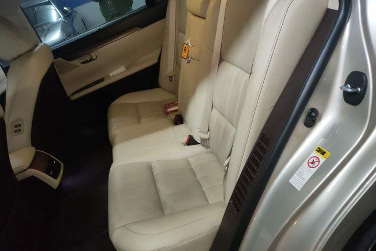 Used Lexus ES 2015 300h Luxury Edition Left Rear Seat