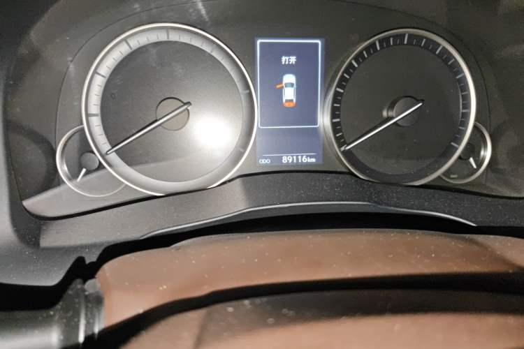 Used Lexus ES 2015 250 Elegant Edition Odometer Close Up