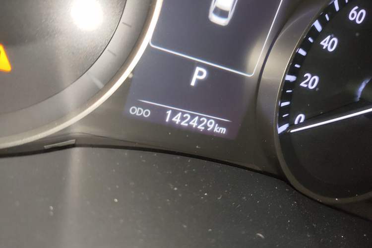 Used Lexus ES 2015 300h Luxury Edition Odometer Close Up