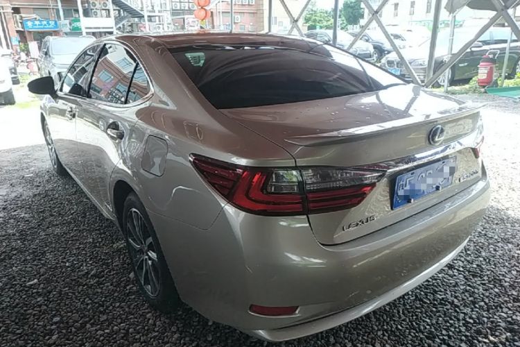 Used Lexus ES 2015 300h Comfort Edition Rear Left 45 Deg