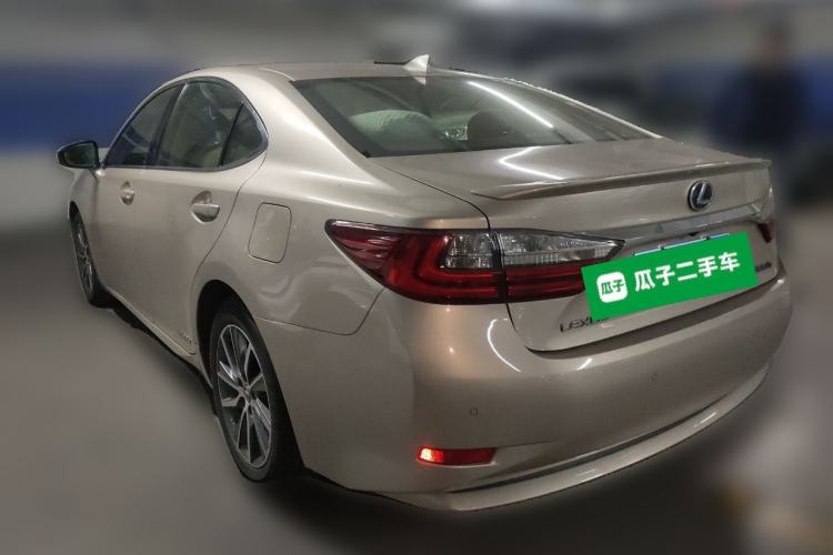 Used Lexus ES 2015 300h Luxury Edition Rear Left 45 Deg