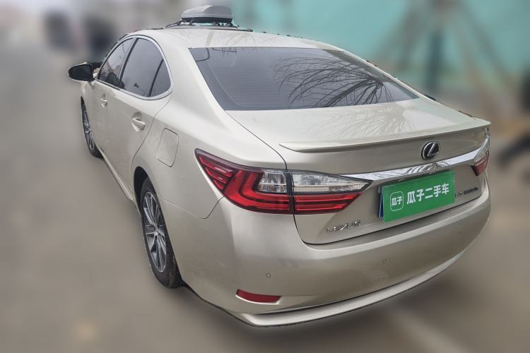 Used Lexus ES 2015 300h Comfort Edition Rear Left 45 Deg