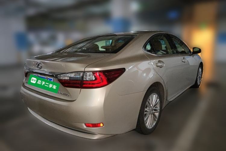 Used Lexus ES 2015 250 Elegant Edition Rear Right 45 Deg